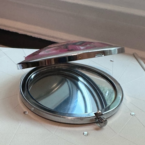 🎨Vintage Stylish Retro and Artistic Romero Britto Heart Mirror Compact🎨 - Picture 13 of 16